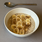 cold breakfast oatmeal with banana and cinnamon